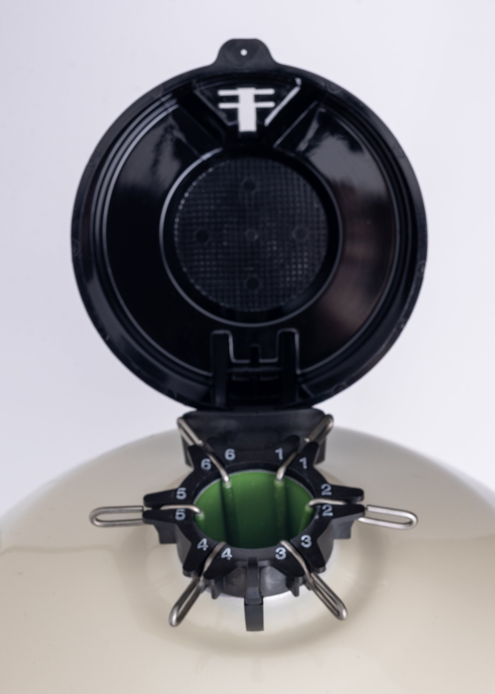 A close-up of the Chart/MVE XC 20 Signature tank shows its circular black lid with numbered dial (1–6) and metal clips, revealing the green interior—ideal for artificial breeding. Holds 660 straws, up to 20 weeks. Five-year vacuum warranty.
