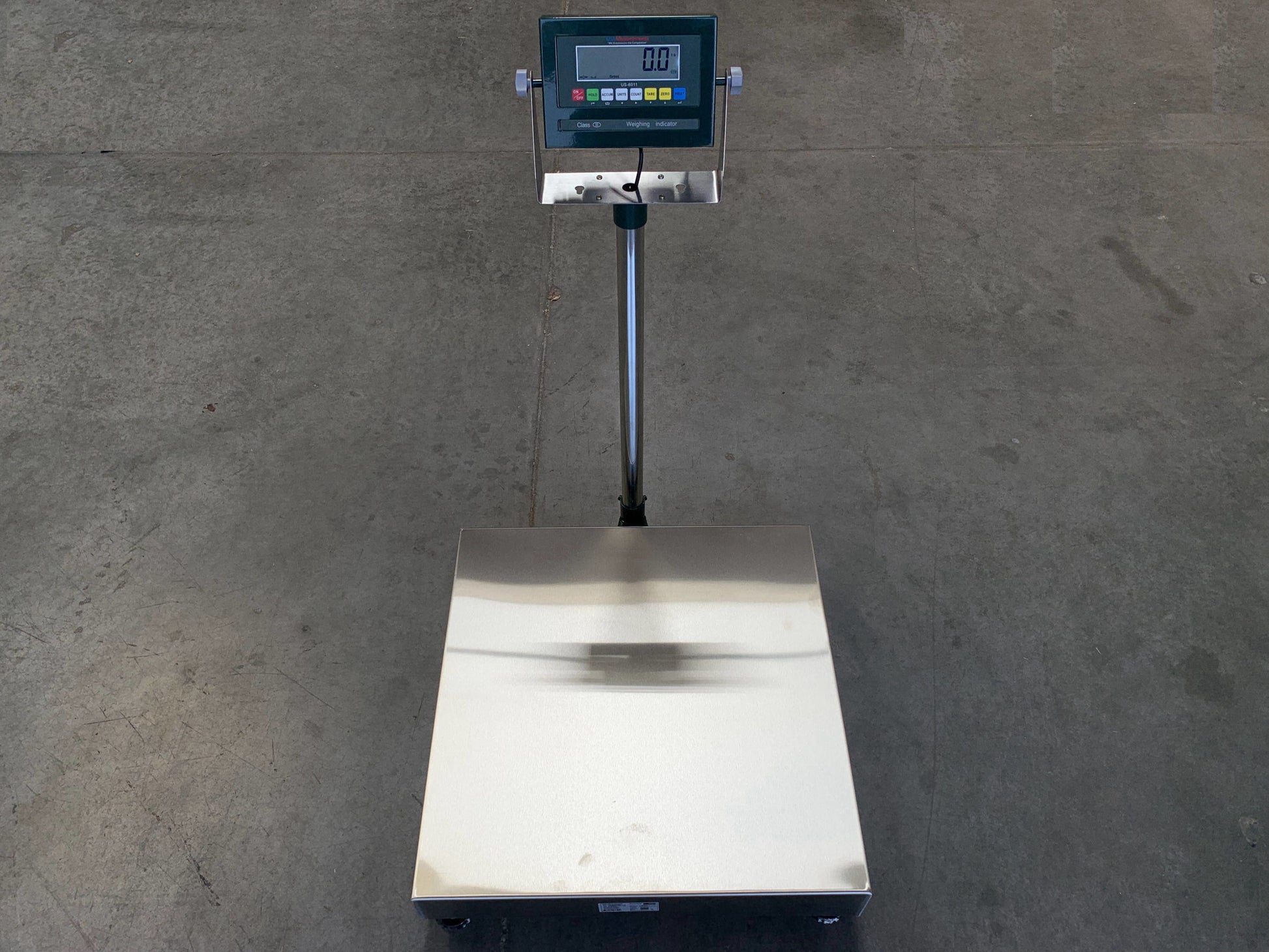 The Semen Tanks - Select Genetics Bench Cryo-Alert Scale 24"x24" with US-6011 Indicator and Stacklight (90 lbs) features a stainless steel platform and vertical display, standing on a concrete floor.