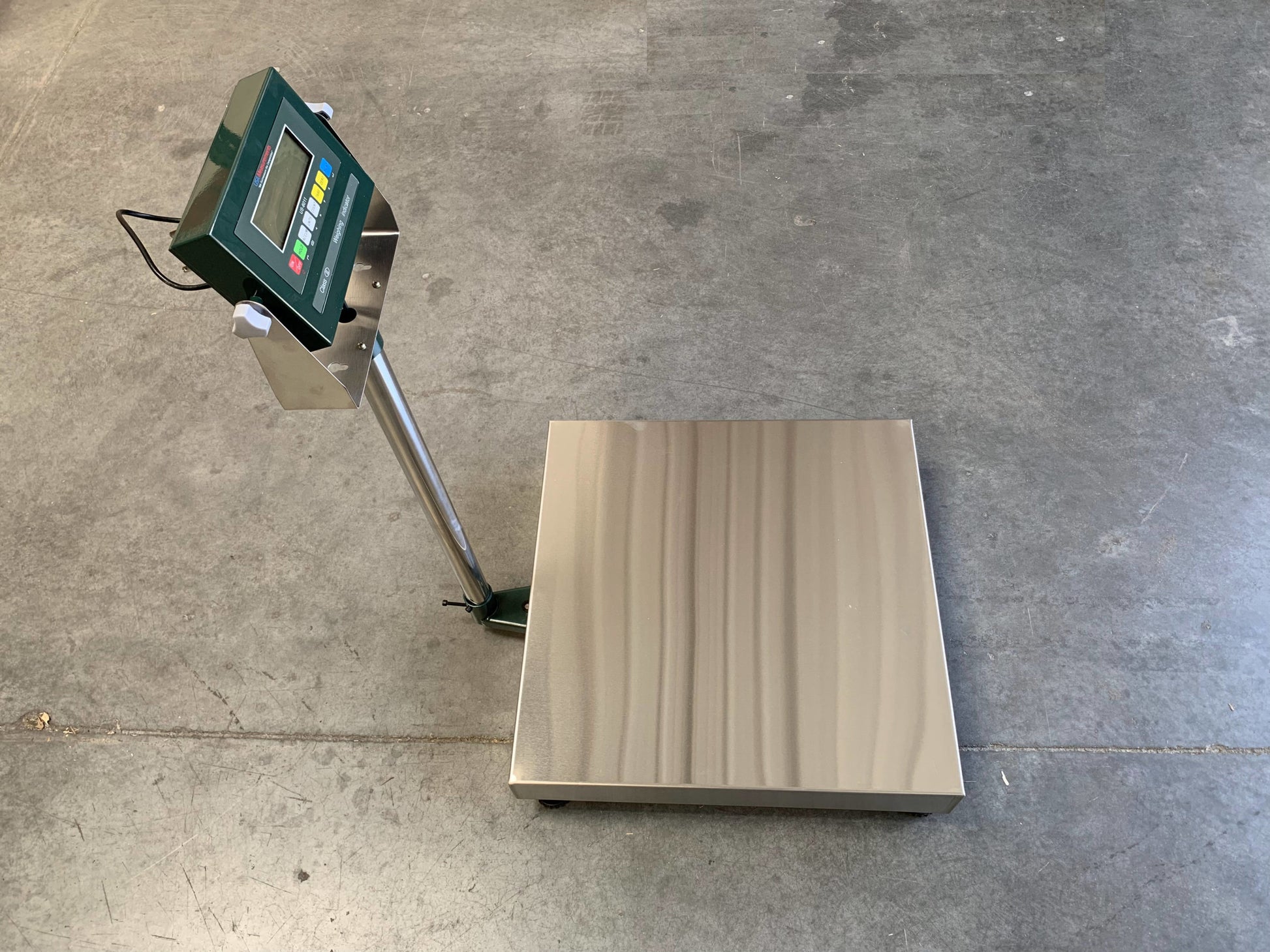 The Bench Cryo-Alert Scale 24"x24" (90 lbs) by Semen Tanks - Select Genetics features a metal platform and US-6011 indicator with stacklight, perfect for monitoring tanks or managing semen storage in warehouses and industrial settings.